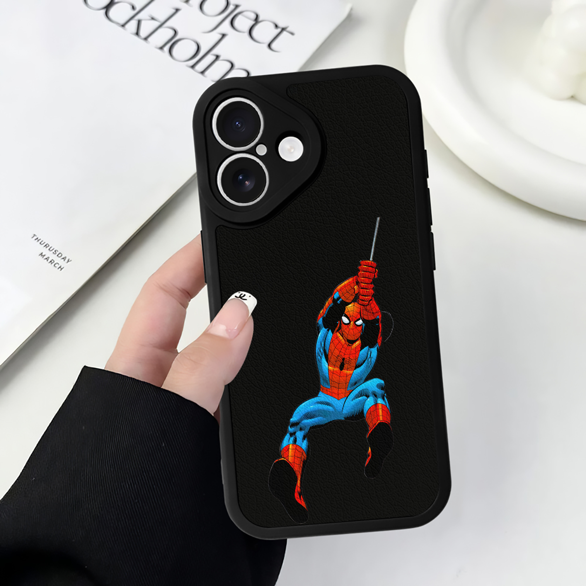 Spider Man スパイダーマン 【iPhone 16シリーズ対応】シリコンスマホケース（レザー調） 材質：シリコン